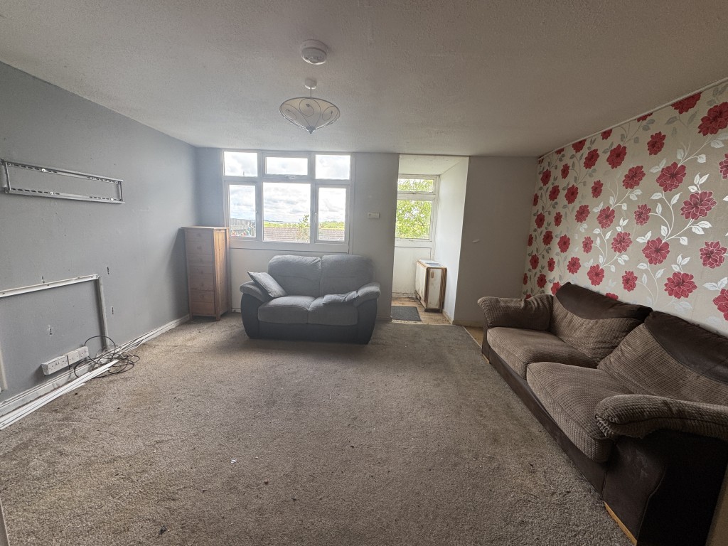 Lot: 186 - MID-TERRACE HOUSE FOR IMPROVEMENT - Living room
